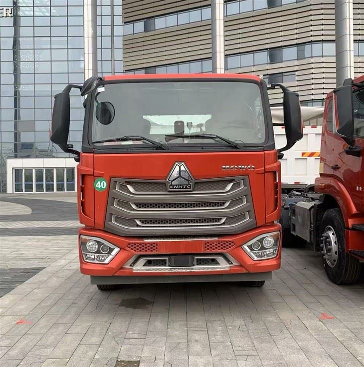 Sinotruk HOWO NX6 × 4 Chassis Tractor